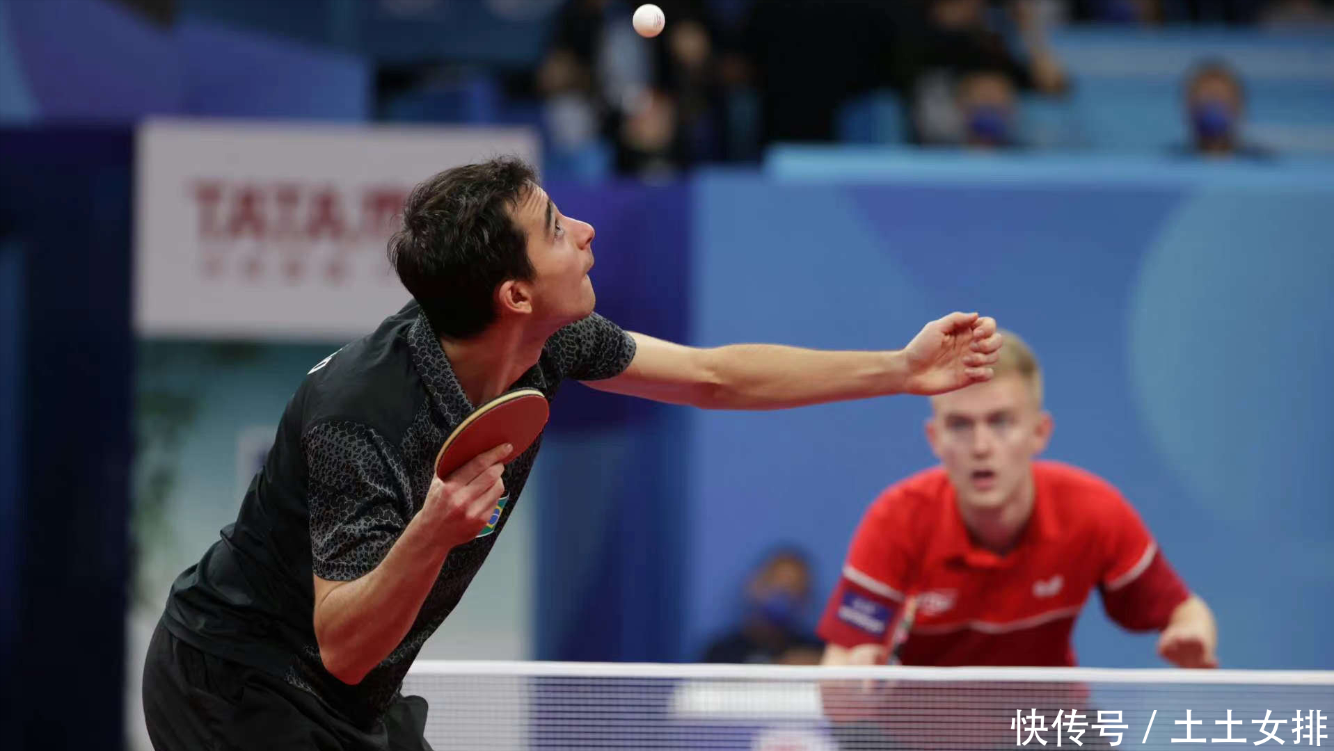 奋力扑球摔 奋力扑球摔